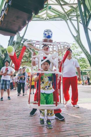 小小神將腳的孩子是東嶽文化祭隊伍中最可愛的風景，他們穿著特製小神將服跟在大人隊伍後面，一步一步認真地走著，沿途居民總會忍不住微笑、鼓掌、拿起手機拍照。（宜蘭國小附設幼兒園主任林秋萍提供）