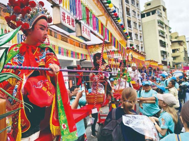 校園巡「座八仙」讓孩子們學會了擔當與分享，並在鄉親的祝福聲中建立起深厚的在地認同。（臺南學甲慈濟宮董事羅朝陽提供）