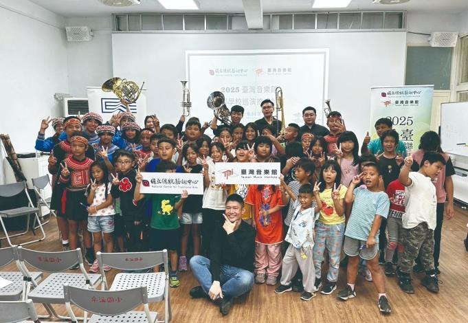 花蓮卓溪國小是以「布農族傳統歌謠與八部合音」聞名的山中學校，與樂團的相遇中，呈現出震撼心靈的樂音對話。（國立傳統藝術中心提供）