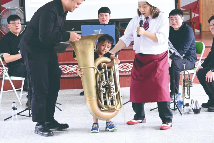 音樂暖流流向新竹五峰國小。在這座傳統歌謠迴盪的原鄉小校裡，音符化作最純粹的語言，孩子們與大哥哥大姐姐在旋律中打成一片。（台東回響樂團攝／國立傳統藝術中心提供）