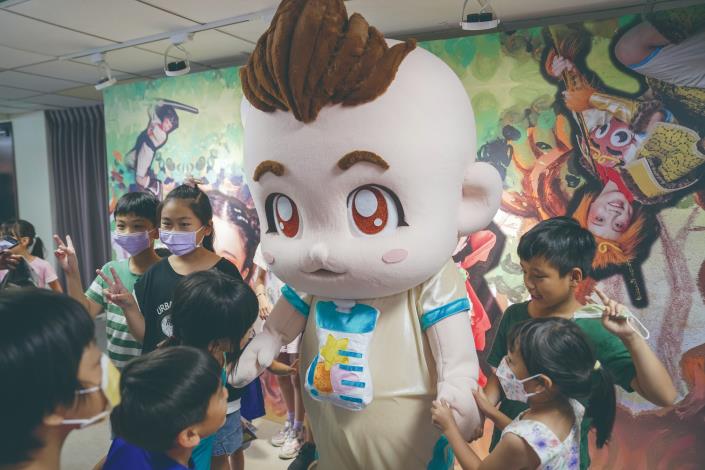 一位媽媽分享：看完《Baby英雄》回家路上，孩子興奮地說著Baby變成了什麼英雄！她好喜歡武松、Baby 和老虎，還有劇中漂亮的媽媽，甚至連垃圾分類都學會了。（小傳奇劇場提供）