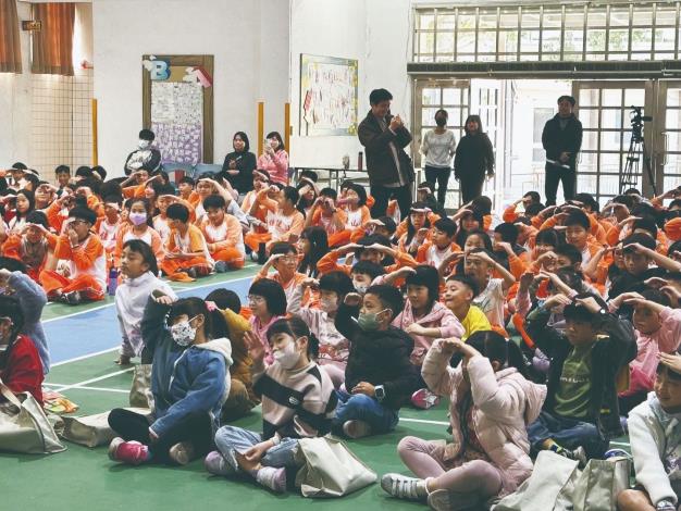京劇校園巡演讓孩子在體驗精彩的藝術展演中，養成樂觀健康的正向品格。（小傳奇劇場提供）
