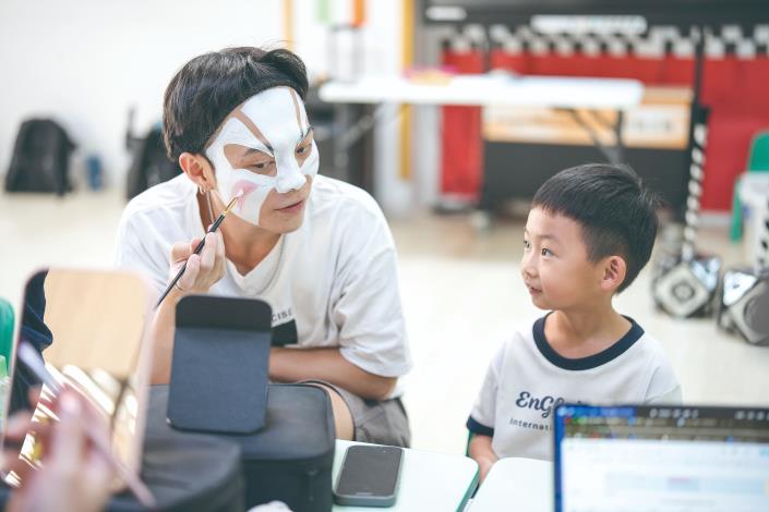 京劇藝術在歡笑中綻放 小傳奇劇場給孩子的第一堂京劇課