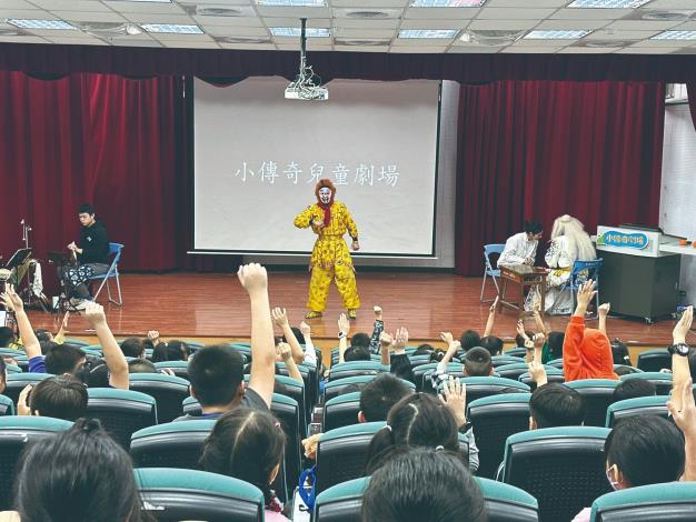 校園互動講座臺上臺下打成一片，將千年傳奇故事變成歡樂的藝術體驗。（小傳奇劇場提供）