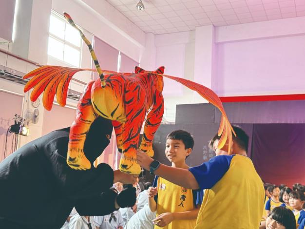 五洲勝義閣掌中劇團《原來你佇咧》進入校園，在嘉義市育人國小和孩子有美好的互動。（國立傳統藝術中心提供）