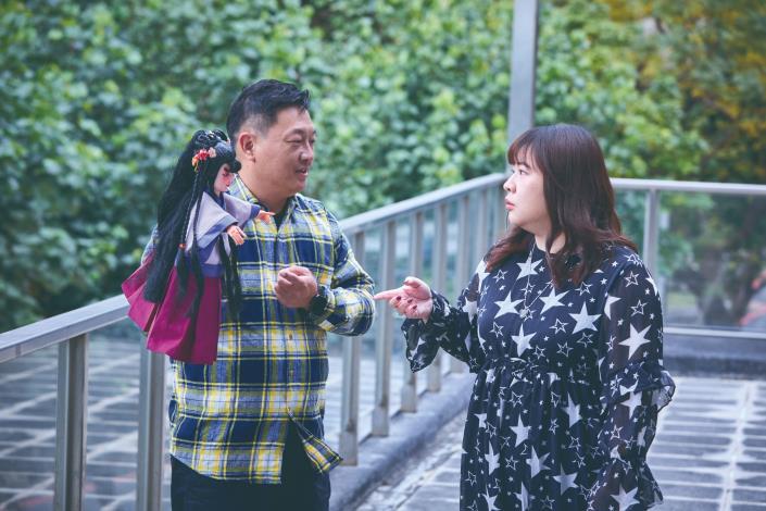 五洲勝義閣掌中劇團團長曾嘉民（左）與張庭瑜（右）在傳統與新編之間對話，讓布袋戲的語彙持續生長，也讓故事貼近當代的觀看經驗。（徐榕志攝）