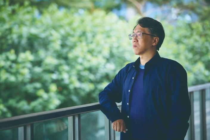 李俊寬｜亦宛然掌中劇團執行長，近年參與多次自閉症童的布袋戲教學工作，接觸的星兒普通單純、執著，且在學習過程中呈現獨特的氣質與能力，此劇本即發想於此。（徐榕志攝）