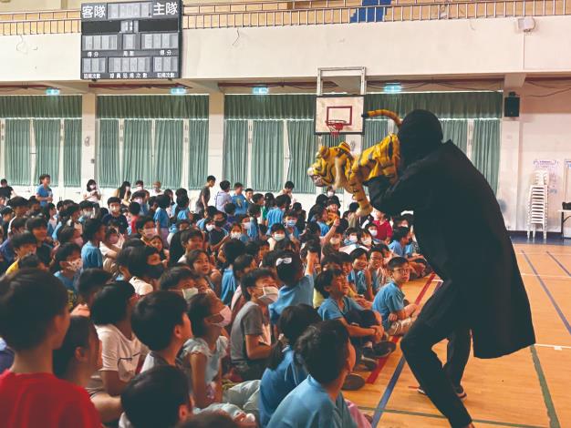 真雲林閣掌中劇團在雲林鎮南國小演出。「只要願意用心付出，就有可能遇見屬於你的奇蹟！」《小虎的實習歷險記》兒童布袋戲推廣期待能帶給孩子勇於作夢的力量。（國立傳統藝術中心提供）