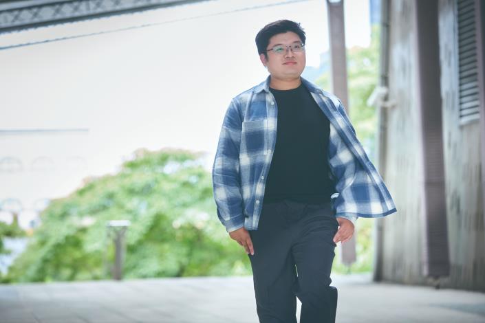 黃子建｜宜蘭高商本土語文臺灣台語專任教師相信文化的根來自土地，為家鄉寫故事，為臺灣的孩子寫臺灣的故事，是創作最深的使命。（徐榕志攝）
