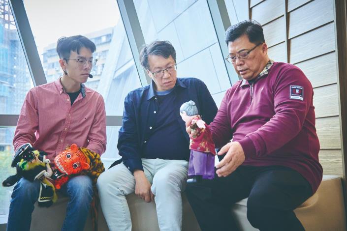 昇平五洲團主演林瑞騰（左）、李俊寬（中）與昇平五洲團團長林政興（右）在傳統身段與當代題材之間交會，讓舞臺成為理解差異與彼此的所在。（徐榕志攝）