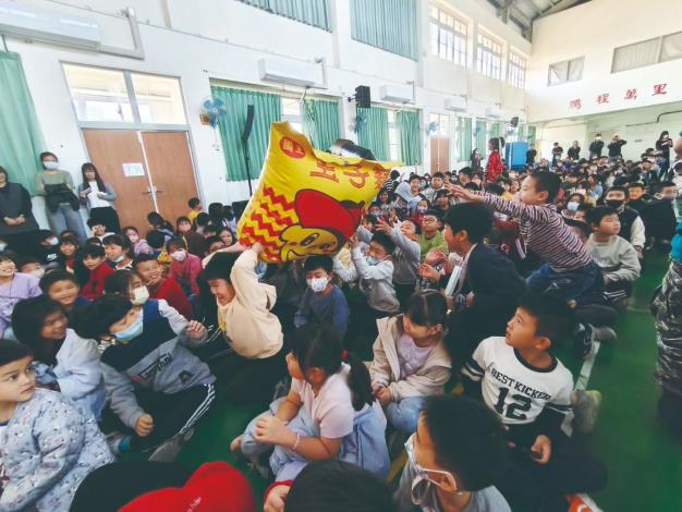 紙風車走進校園，讓每一個孩子都看見表演，讓他們的每一個笑聲都在劇場中飛舞成魔法。（紙風車劇團提供）