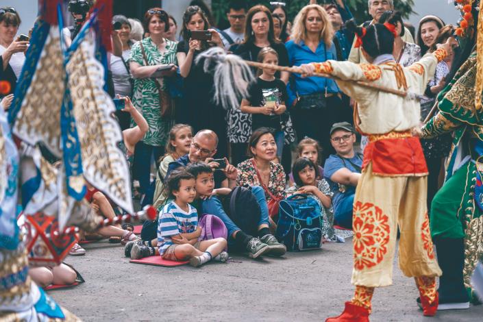 在風中搭起劇場 從殿堂到鄉鎮，紙風車劇團讓每個孩子看見想像的力量