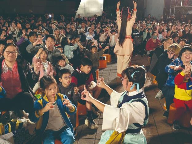 紙風車劇團到各地巡演照片。（紙風車劇團提供）