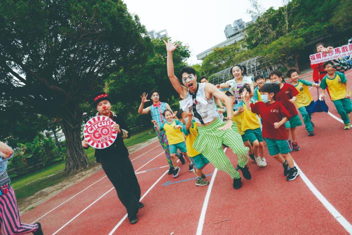 當馬戲走進校園，操場瞬間變成了魔幻劇場！FOCASA 不只帶來技藝，更帶給孩子勇敢做夢的精神。（FOCASA馬戲團提供）