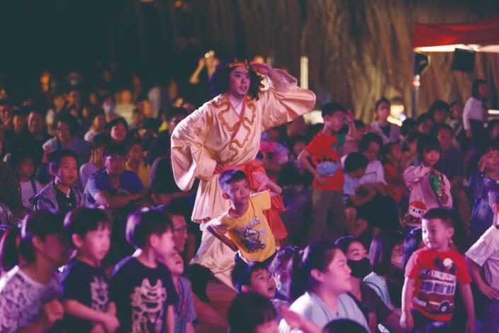 劇團來到屏東和小寶貝們一起練武功——《風神寶寶之火焰山》。（風神寶寶兒童劇團提供）