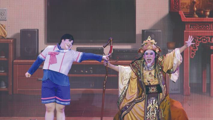 透過遊戲世界的奇遇，探討親子間的溝通難題、愛與成長——《倚天途龍記：救命！我的媽》。（明華園星字戲劇團提供）