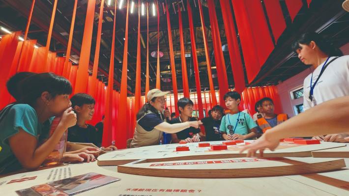 大溪的社頭文化從日治時期開始以不同的職業組成社頭，發展出的「大溪大禧」從信仰出發，透過慶典、劇場集、夏令營等多元活動，讓小朋友認識在地「社頭文化」。（桃園市立大溪木藝生態博物館提供）