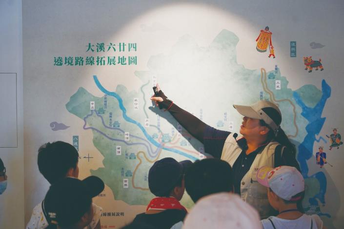 大溪的社頭文化從日治時期開始以不同的職業組成社頭，發展出的「大溪大禧」從信仰出發，透過慶典、劇場集、夏令營等多元活動，讓小朋友認識在地「社頭文化」。（桃園市立大溪木藝生態博物館提供）
