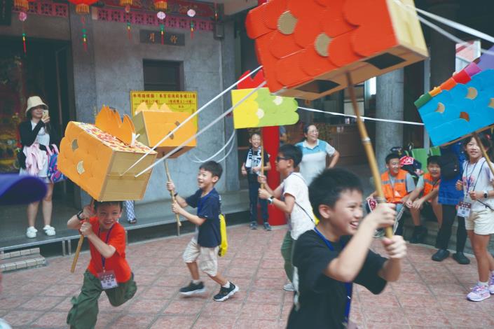大溪大禧規劃「給孩子的遶境學」，神氣小將軍練習，孩子們顯得活潑又神氣，讓子弟精神得以延續、陣頭技藝得以傳承。（桃園市立大溪木藝生態博物館提供）