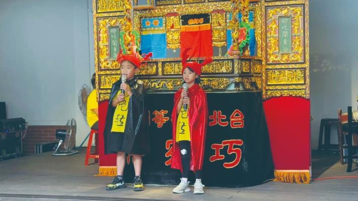 座落於陽明山麓、全校師生不到百人的平等國小，擁有一個師承國寶級李天祿師傅的「巧宛然」掌中劇團，如今已邁入38年，每齣戲皆由國小學生們親自演出，有些同學負責後場，有些學習前臺與主持，培養出合作無間的團隊精神。（巧宛然掌中劇團提供）
