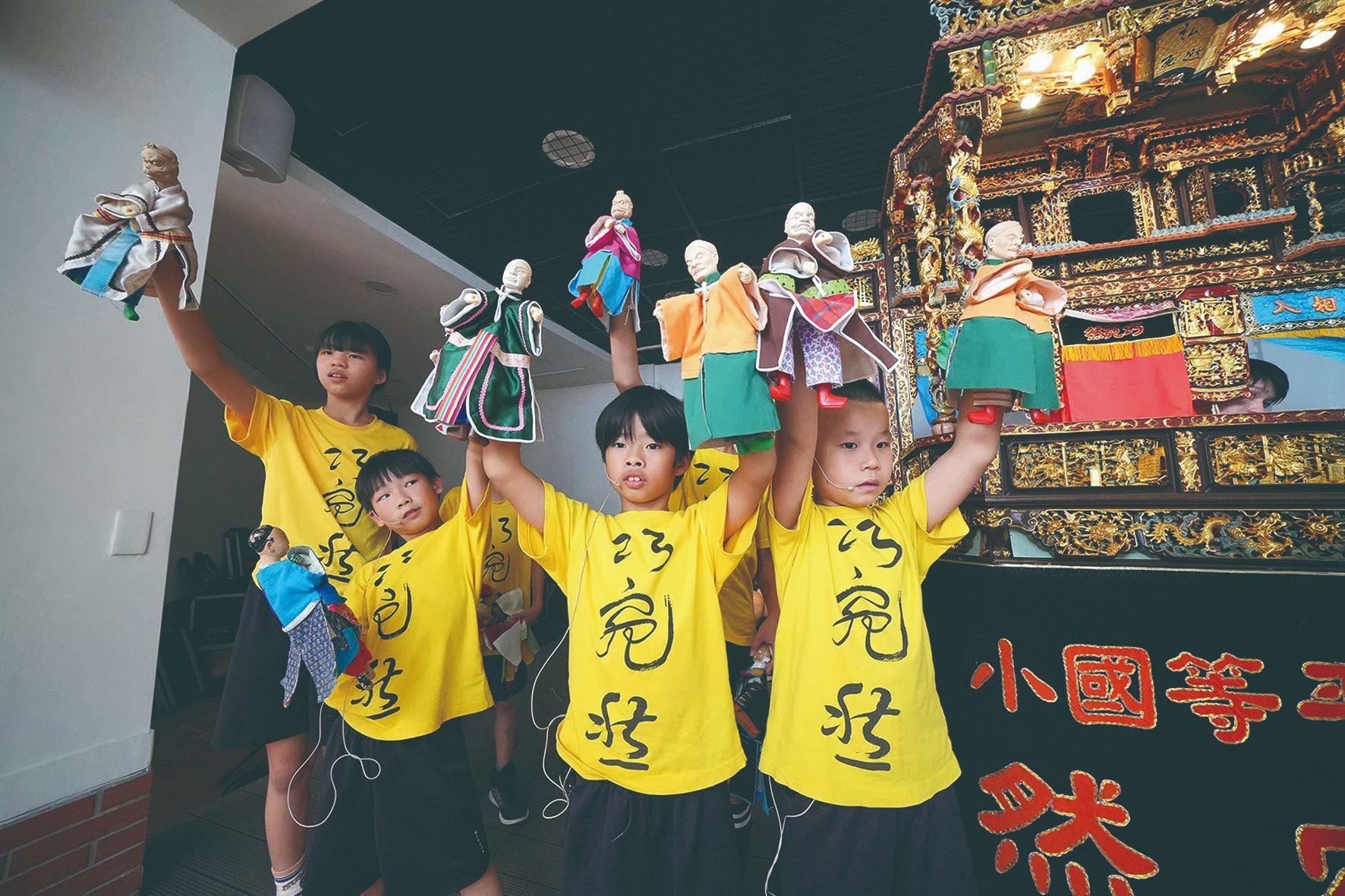 座落於陽明山麓、全校師生不到百人的平等國小，擁有一個師承國寶級李天祿師傅的「巧宛然」掌中劇團，如今已邁入38年，每齣戲皆由國小學生們親自演出，有些同學負責後場，有些學習前臺與主持，培養出合作無間的團隊精神。（巧宛然掌中劇團提供）