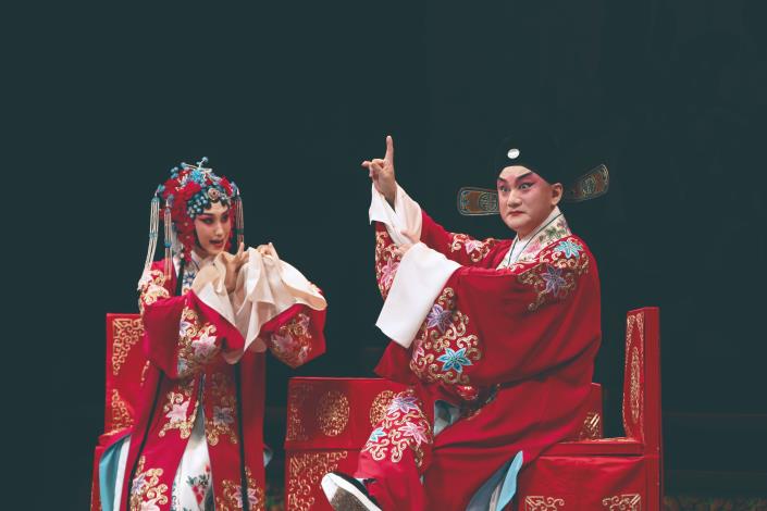 國光劇團橫跨京崑兩門的經典吹腔名劇《奇雙會》，「京崑男神」溫宇航飾演新婚知縣趙寵，與新婚夫人李桂枝在閨房中同心代父寫狀鳴冤，生動展現出人物既具官威又帶儒雅書卷氣的「小官生」風采。（國立傳統藝術中心提供）
