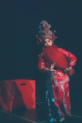 鄭紫雲在《紅喙鬚的少女》展現驚人的爆發力，成功挑戰女扮男裝。（艾思流影像攝／挽仙桃劇團提供）