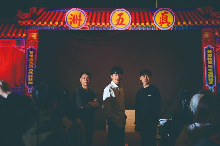 左｜王奕（口白共同主演）、中｜黃立綱（大俠）、右｜黃佑任（現任導演）。金光布袋戲常態製作中，聲音由三人共同構成層次——王奕、黃立綱與黃佑任各自承擔不同角色聲線，在交錯之中建立完整的聲音結構。多聲並行，既是分工，也是彼此支撐，讓角色在密集轉換中仍保有清晰輪廓。（徐榕志攝）