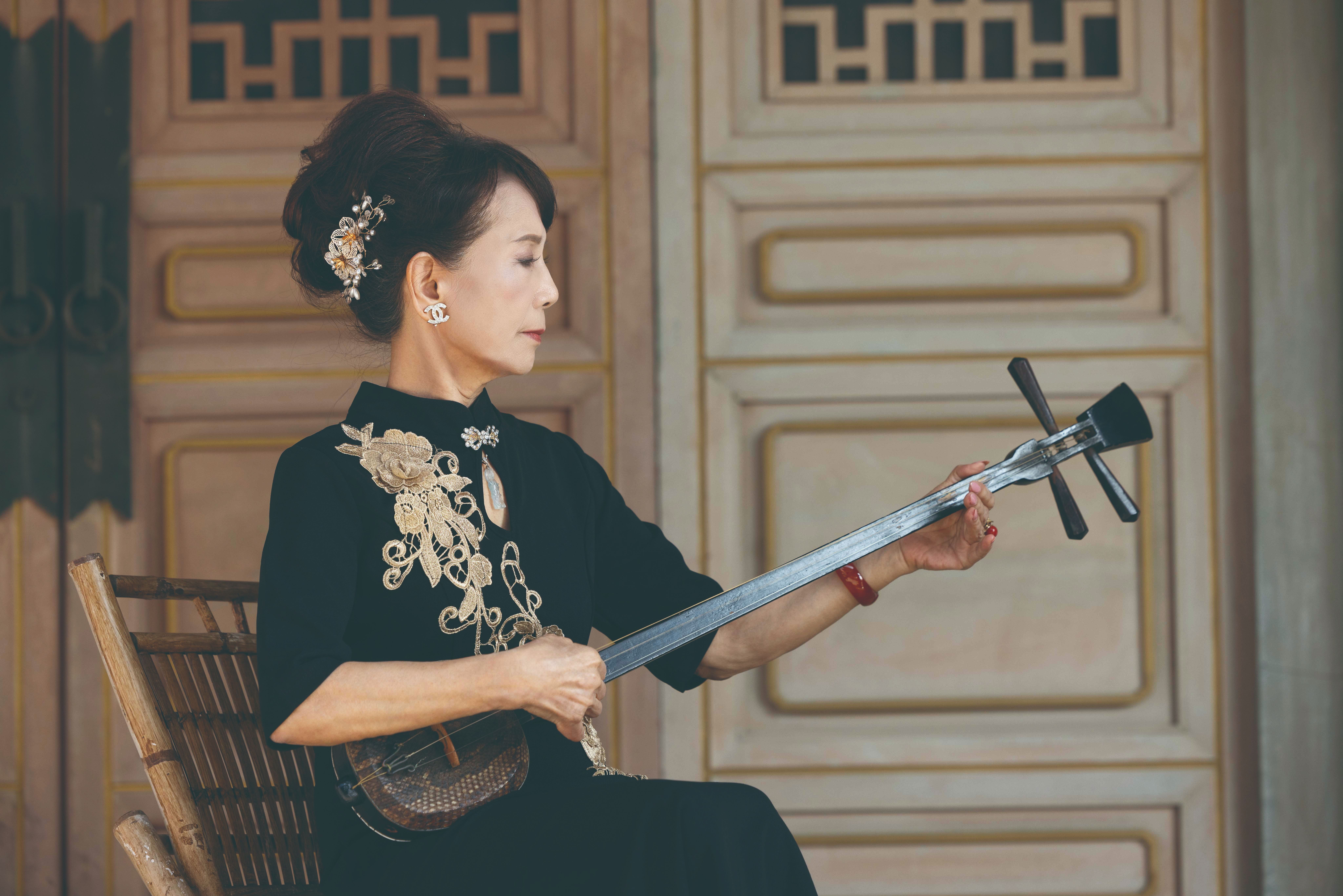 一曲南管定心神，陳嬿朱全神貫注於每一聲轉折，演繹出絲竹活化石的從容與細膩。（陳嬿朱提供）