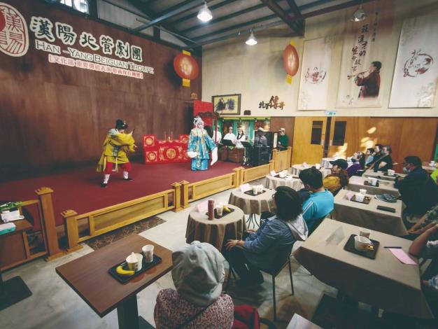 茶席式「漢陽戲館」的觀戲體驗縮短了演員與觀眾的距離，正是宜蘭體系在當代亂彈戲多元面貌中溫暖且具韌性的實踐。（漢陽北管劇團提供）