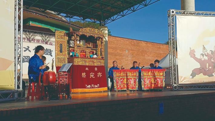2025年新竹縣政府文化局舉辦的「八音X偶戲大匯演」活動，與亦宛然掌中劇團跨界合作演出《武松打虎》，呈現獨特的傳統與創新饗宴。（田屋北管八音團提供）