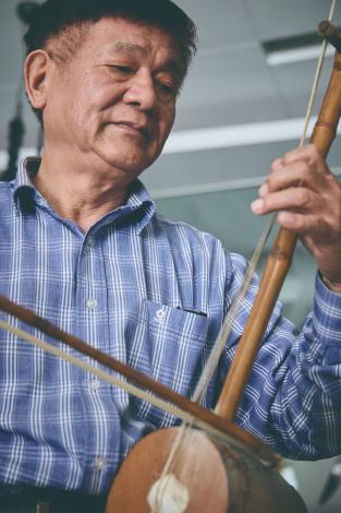 弟弟田文龍手持胖胡(大廣絃)，較低沉穩重，襯托主旋律，支援低音聲部。（張智傑攝）