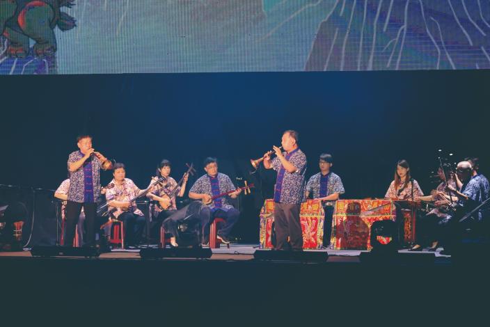 2023年世界客家博覽會開幕晚會登臺演出，展現嗩吶對吹功力，精彩萬分。（田屋北管八音團提供）