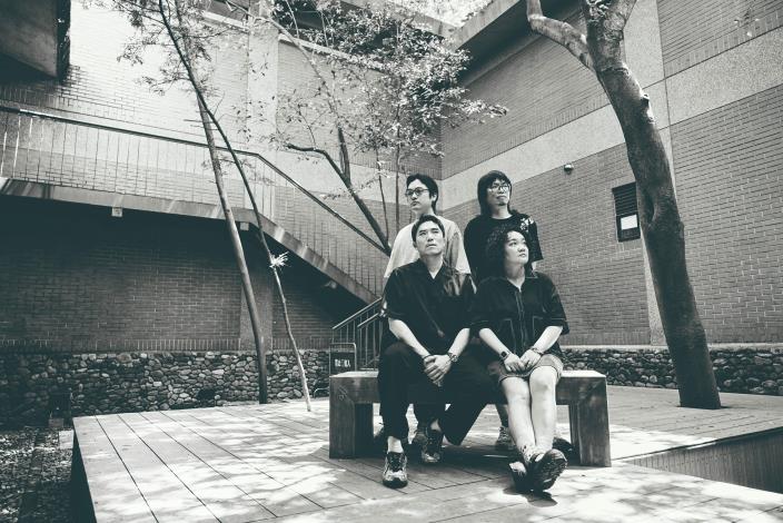 歌詞〈愛哩きし〉（愛你去死），玩的不是恨，是臺式電影那種有點傷心、又有點幽默的生存之道。（張智傑攝）