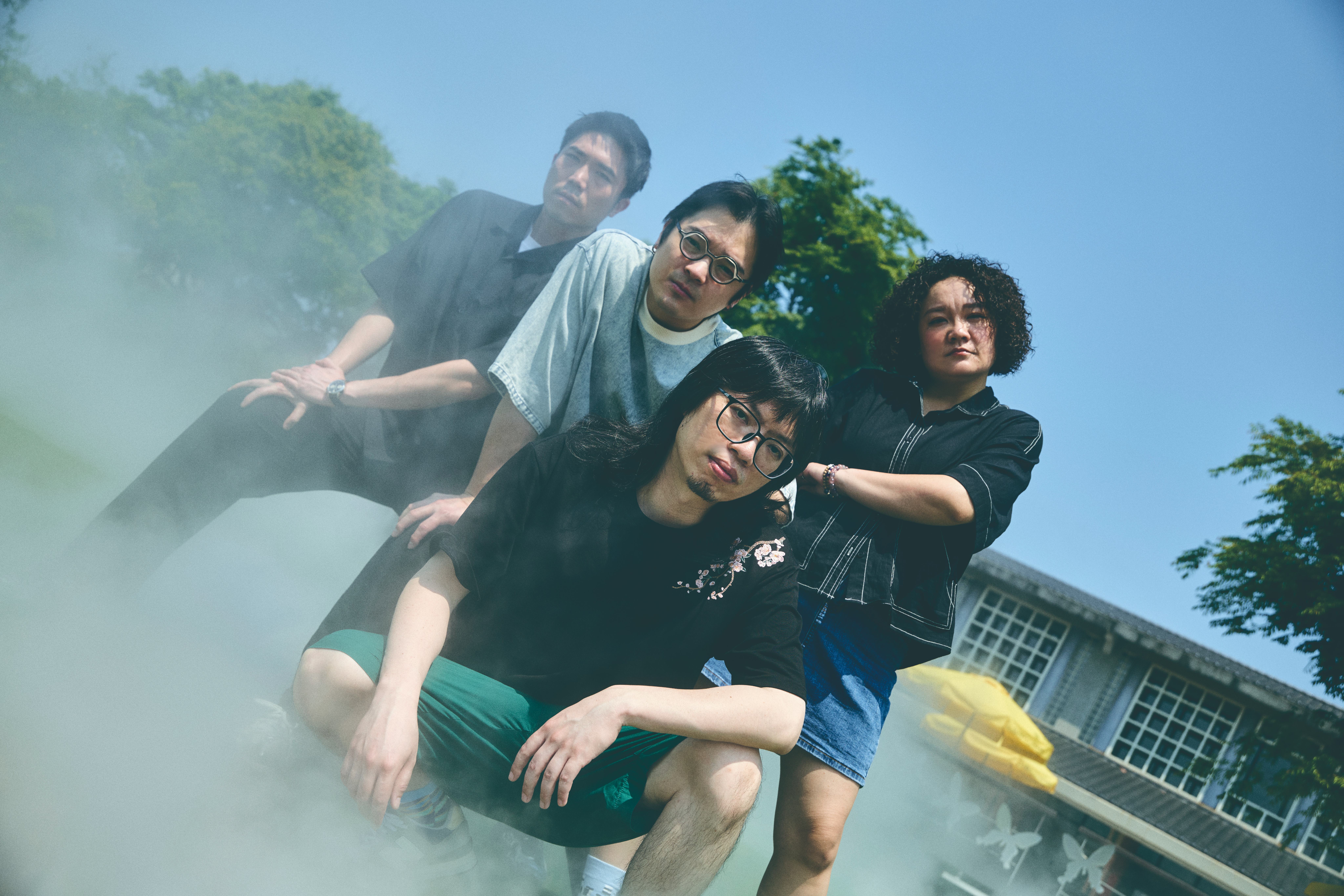 由左至右｜智博：大家都說是「民俗天團」的校長兼撞鐘，團長是副業，正職是負責吹笙吹到缺氧。DK：每天的工作並不是打鼓，是負責搞定那堆脾氣很大的樂器。皓羽：身為低音擔當，其實很感性，但大家都覺得是思緒很跳。小綠：以前彈柳琴要溫柔圓潤，現在是在臺上大喊「這什麼鬼」。（張智傑攝）