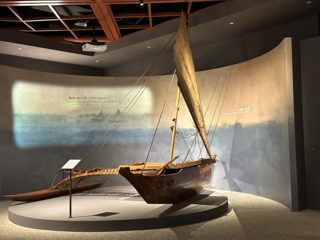 國史館託管文物馬紹爾「臺馬號」舷外浮桿獨木舟展示於史前館南島廳.JPG