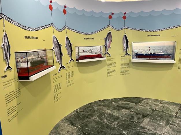 展場中三艘維妙維肖的遠洋漁船模型，讓觀眾更能一探究竟，從展覽中理解臺灣在遠洋漁業的實力與貢獻