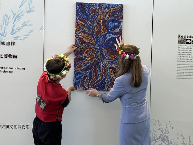 澳洲辦事處代表露珍怡（Jenny Bloomfield）7月2日特別致贈個人收藏的原住民藝術家畫作給史前館展示典藏