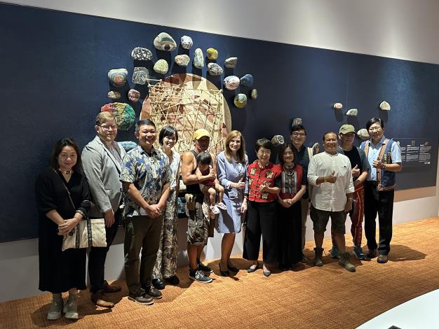 史前館邀請多位原住民藝術家與澳洲辦事處露珍怡代表一同參觀南島展示廳