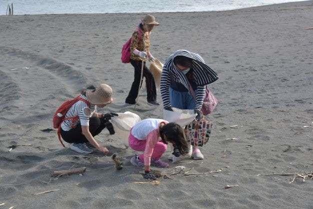 圖3－大小朋友撿起來，細碎的垃圾也不放過！