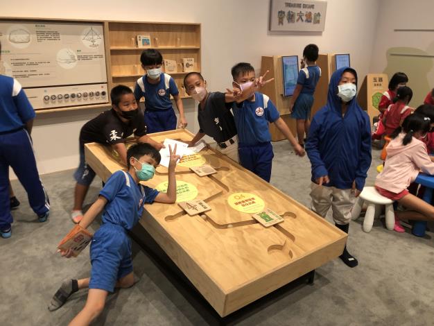史前館康樂本館探索遊戲區提供學童從遊戲探索體驗史前文化