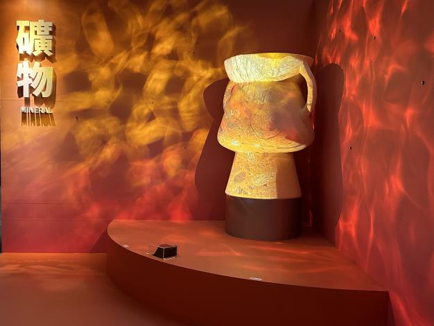 「微觀．史觀」考古特展運用繽紛色彩迷幻風格，將學術研究成果搭配互動及聲光效果渲染，帶給觀眾耳目一新的體驗。