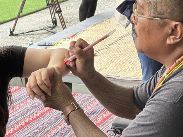 臺灣的Cudjui傳統拍刺紋身師先以紅筆繪製拍刺圖紋