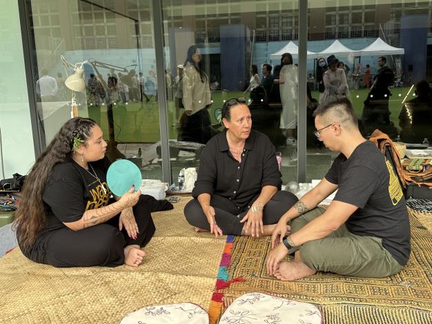 來自紐幾內亞的Julia是本次唯一的女性傳統拍刺紋身師，在展演前與紋身者溝通確認圖紋
