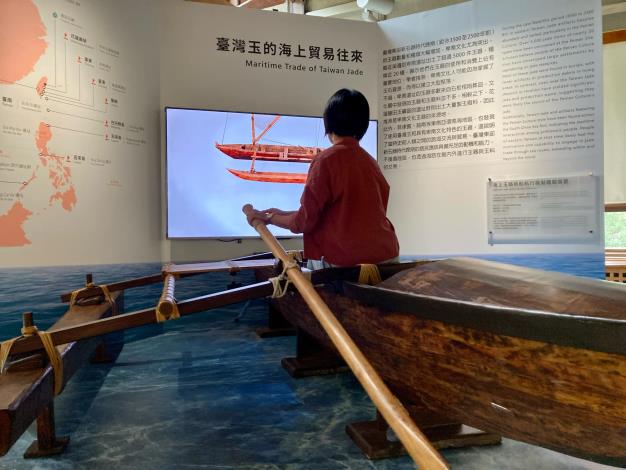 觀眾學習船體構造、掌舵與領航的原理。(史前館提供)