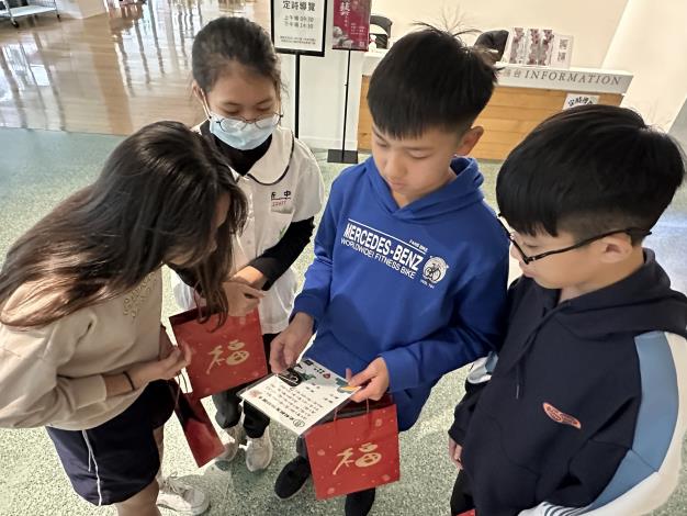 春節期間結合展示物件設計《趖來蛇去-咱(lán)趖（sô）來史前館》展廳闖關解謎活動，解開謎題將可獲得史前館專屬『小龍』的寶物知識