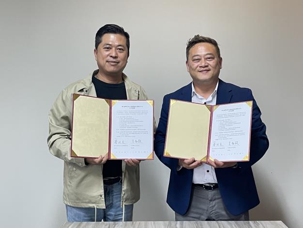 史前館館長蔡政良(右)與花蓮縣文化局局長吳勁毅(左)將共同推動臺灣考古遺址公共化，攜手推動東台灣考古研究及文化扎根教育