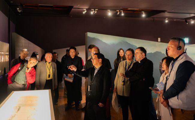 聖堂光影特展開幕-策展人劉世龍助理研究員帶領與會貴賓進行展廳導覽 觀賞傅義修士所捐贈的建築設計圖 回望白冷會與當地族群的傳教歷程