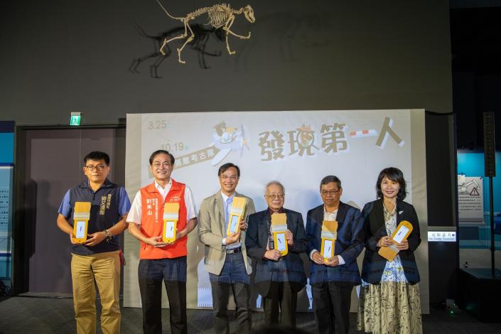 貴賓合照，左起為臺南市議員穎艾達利、行政院雲嘉南區聯合服務中心執行長劉米山、國立臺灣史前文化博物館代理主任陳俊男、中央研究院歷史語言研究所研究員陳仲玉、文化部文化資產局主任秘書張祐創、連江縣政府文化處處長吳曉雲