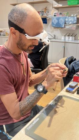 夏威夷工具製作師 David Gucela將實驗考古完成的玉製工具綁縛至木柄上